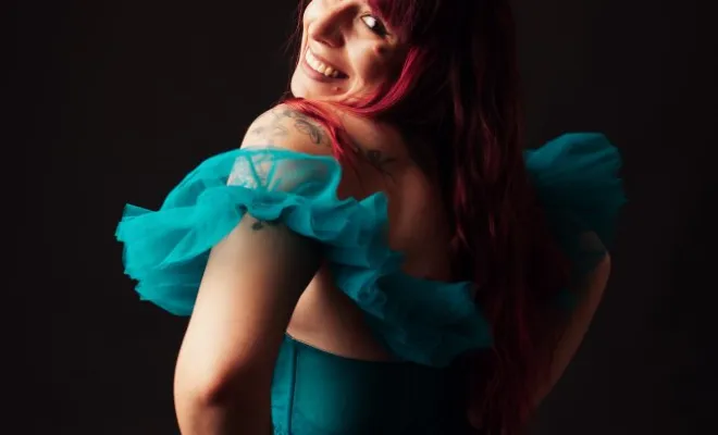 Photographe professionnelle shooting photo portrait femme glamour en studio à Besançon, Besançon, TAILS PHOTOGRAPHIE