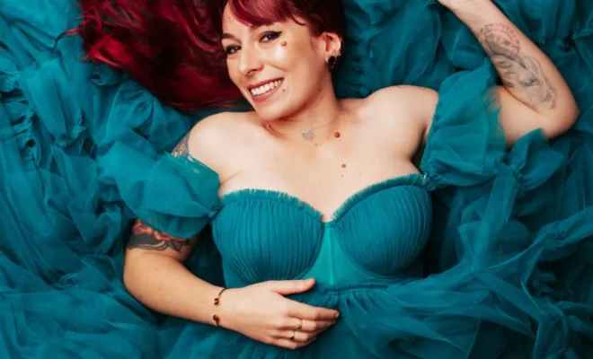 Photographe professionnelle shooting photo portrait femme glamour en studio à Besançon, Besançon, TAILS PHOTOGRAPHIE