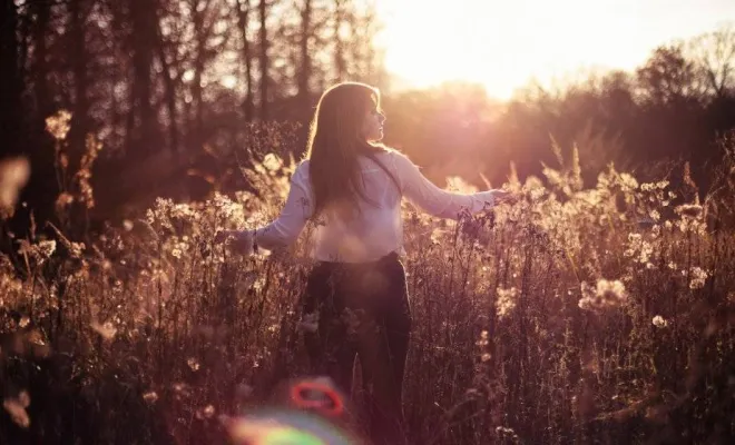 Photographe professionnelle shooting portrait femme en pleine nature à Besançon, Besançon, TAILS PHOTOGRAPHIE