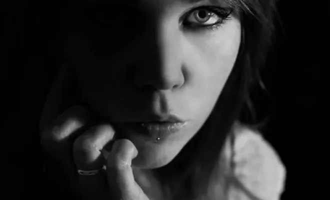 Photographe professionnelle shooting portrait femme en studio à Besançon, Besançon, TAILS PHOTOGRAPHIE