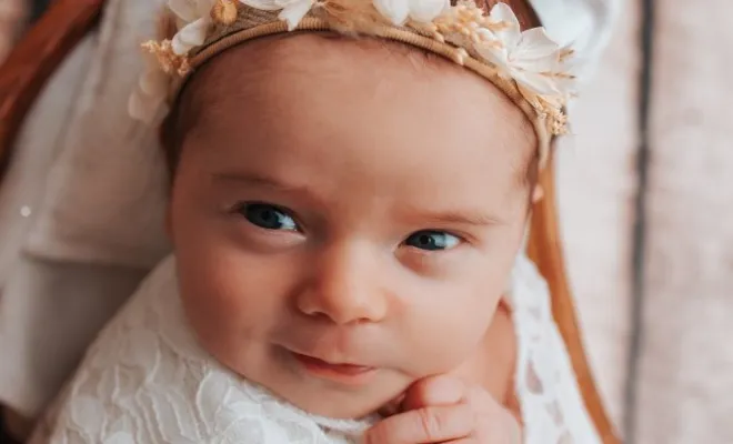 Photographe professionnelle spécialisée en shooting naissance en Franche-Comté, Besançon, TAILS PHOTOGRAPHIE