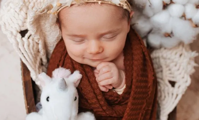 Photographe professionnelle spécialisée en shooting naissance en Franche-Comté, Besançon, TAILS PHOTOGRAPHIE