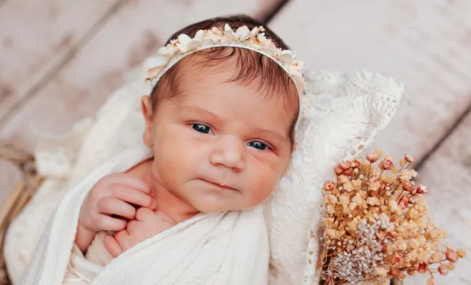 Photographe professionnelle spécialisée en shooting photo nouveau né fleuri à Besançon, Besançon, TAILS PHOTOGRAPHIE