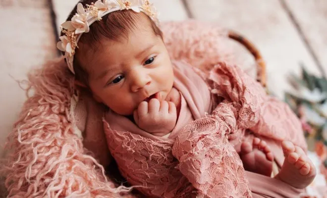 Photographe professionnelle spécialisée en shooting photo nouveau né fleuri à Besançon, Besançon, TAILS PHOTOGRAPHIE