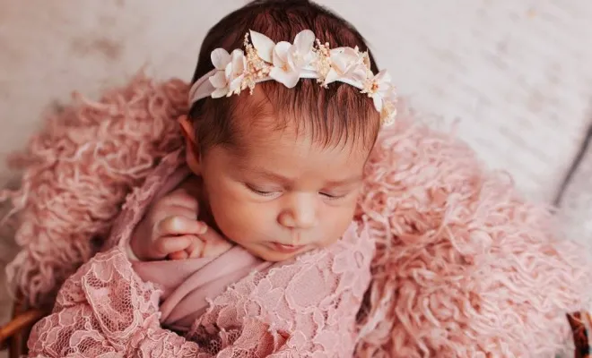 Photographe professionnelle spécialisée en shooting photo nouveau né fleuri à Besançon, Besançon, TAILS PHOTOGRAPHIE