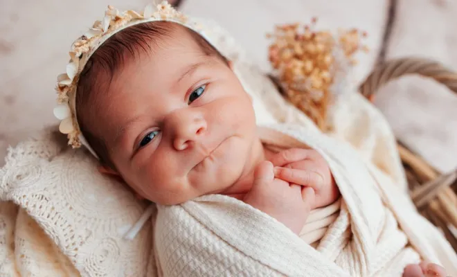 Photographe professionnelle spécialisée en shooting photo nouveau né fleuri à Besançon, Besançon, TAILS PHOTOGRAPHIE