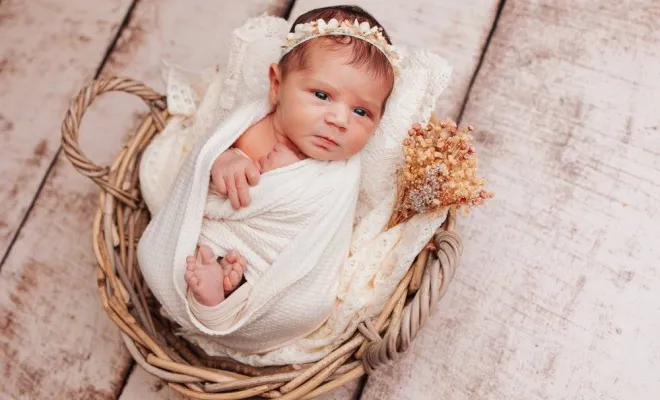 Photographe professionnelle spécialisée en shooting photo nouveau né fleuri à Besançon, Besançon, TAILS PHOTOGRAPHIE