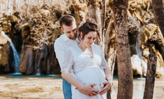Photographe pour shooting grossesse à la Cascade des Tufs à Arbois, Besançon, TAILS PHOTOGRAPHIE
