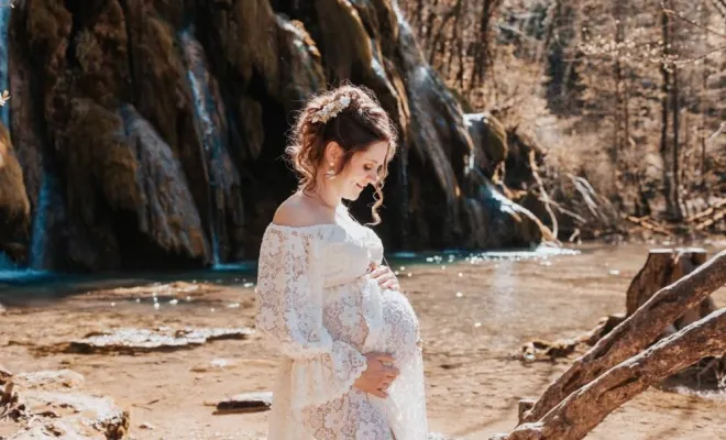 Photographe pour shooting grossesse à la Cascade des Tufs à Arbois, Besançon, TAILS PHOTOGRAPHIE