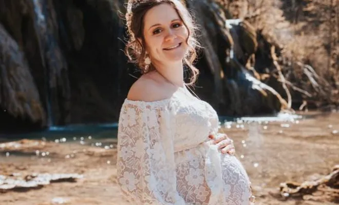 Photographe pour shooting grossesse à la Cascade des Tufs à Arbois, Besançon, TAILS PHOTOGRAPHIE