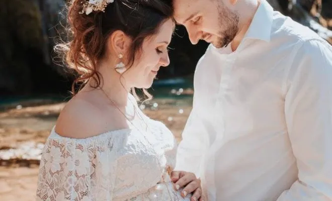 Photographe pour shooting grossesse à la Cascade des Tufs à Arbois, Besançon, TAILS PHOTOGRAPHIE
