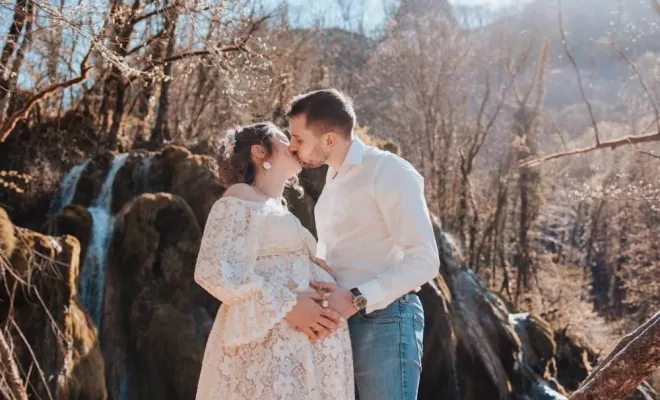Photographe pour shooting grossesse à la Cascade des Tufs à Arbois, Besançon, TAILS PHOTOGRAPHIE