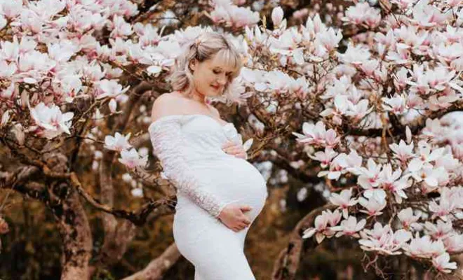 Photographe pour shooting grossesse fleuri à Besançon, Besançon, TAILS PHOTOGRAPHIE