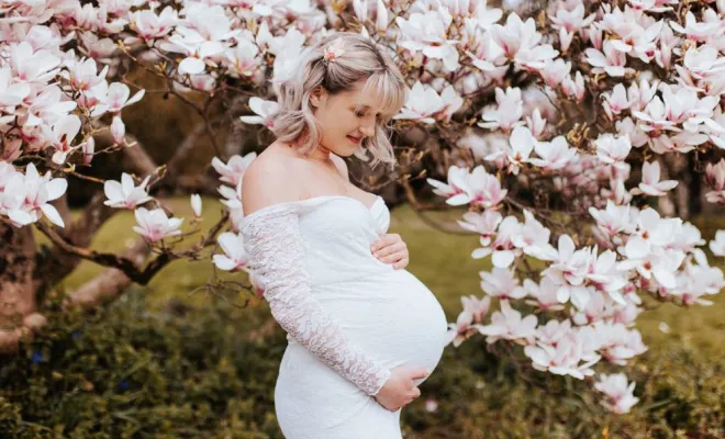 Photographe pour shooting grossesse fleuri à Besançon, Besançon, TAILS PHOTOGRAPHIE
