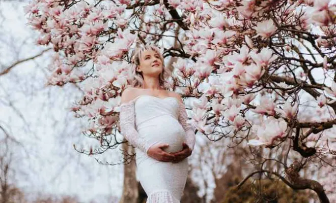 Photographe pour shooting grossesse fleuri à Besançon, Besançon, TAILS PHOTOGRAPHIE