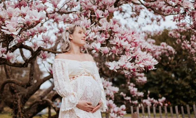 Photographe pour shooting grossesse fleuri à Besançon, Besançon, TAILS PHOTOGRAPHIE