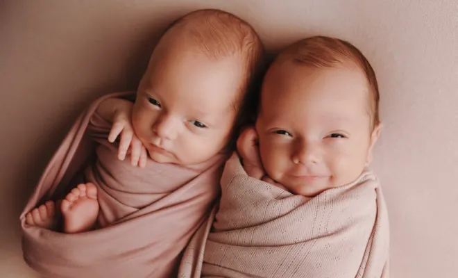 Photographe spécialisée en naissance – Shooting photo de jumelles en studio à Besançon, Besançon, TAILS PHOTOGRAPHIE