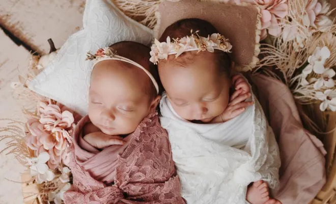 Photographe spécialisée en naissance – Shooting photo de jumelles en studio à Besançon, Besançon, TAILS PHOTOGRAPHIE