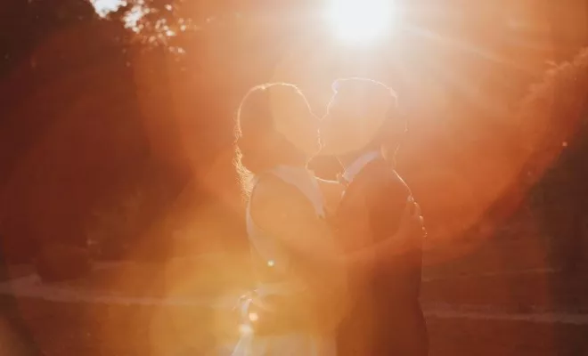 Photos de couple à la golden hour avec votre photographe de mariage dans le Doubs, Besançon, TAILS PHOTOGRAPHIE