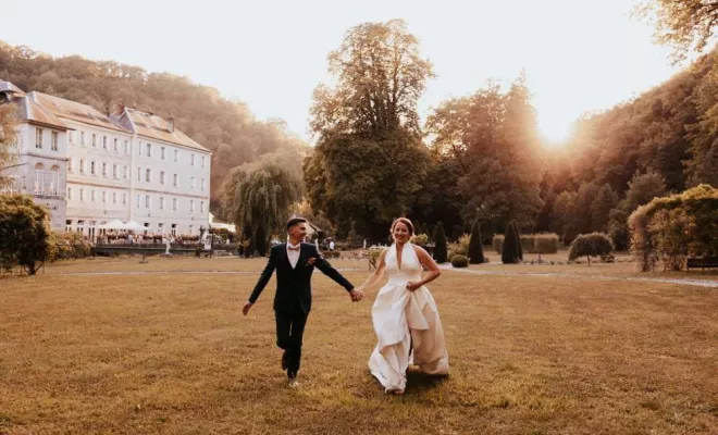 Photos de couple à la golden hour avec votre photographe de mariage dans le Doubs, Besançon, TAILS PHOTOGRAPHIE
