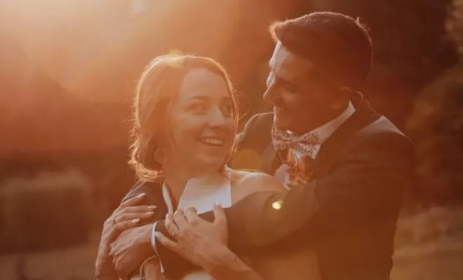 Photos de couple à la golden hour avec votre photographe de mariage dans le Doubs, Besançon, TAILS PHOTOGRAPHIE