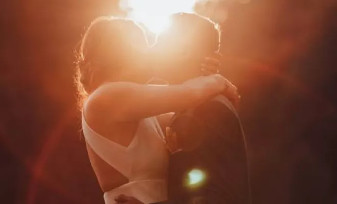 Photos de couple à la golden hour avec votre photographe de mariage dans le Doubs, Besançon, TAILS PHOTOGRAPHIE