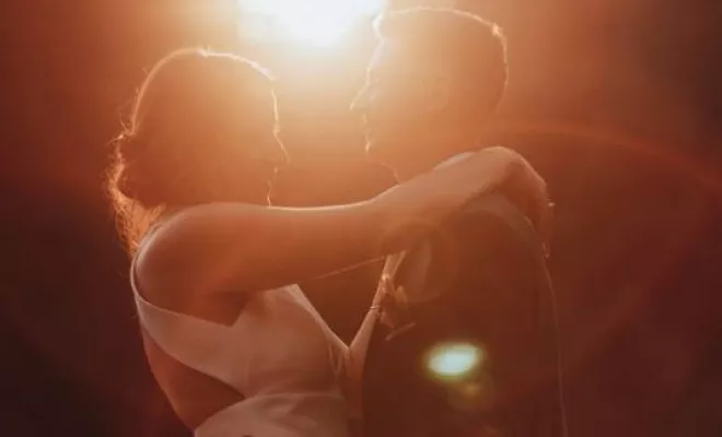 Photos de couple à la golden hour avec votre photographe de mariage dans le Doubs, Besançon, TAILS PHOTOGRAPHIE