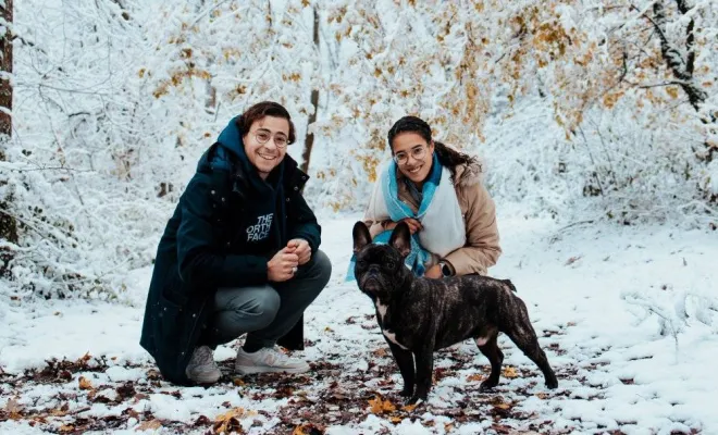 Photographe professionnelle séance photo d'un chien  et de ses maîtres à Besançon, Besançon, TAILS PHOTOGRAPHIE