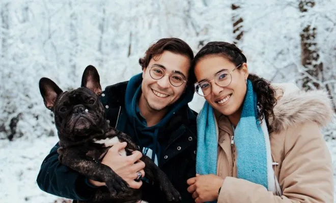 Photographe professionnelle séance photo d'un chien  et de ses maîtres à Besançon, Besançon, TAILS PHOTOGRAPHIE