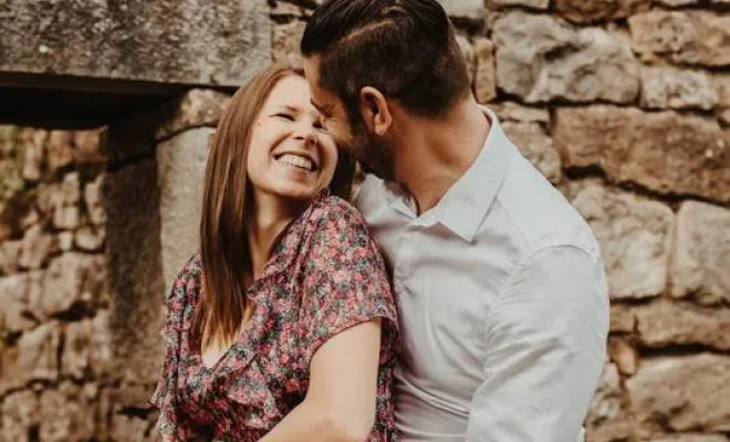 Séance photo d'engagement en couple avec une photographe professionnelle à Besançon, Besançon, TAILS PHOTOGRAPHIE