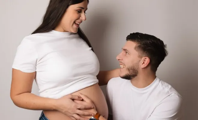Séance photo grossesse en couple en studio à Besançon, Besançon, TAILS PHOTOGRAPHIE