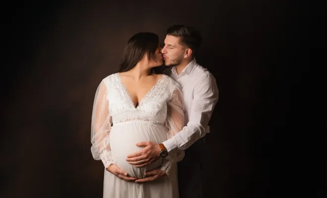 Séance photo grossesse en couple en studio à Besançon, Besançon, TAILS PHOTOGRAPHIE