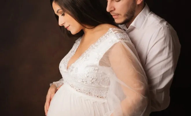 Séance photo grossesse en couple en studio à Besançon, Besançon, TAILS PHOTOGRAPHIE