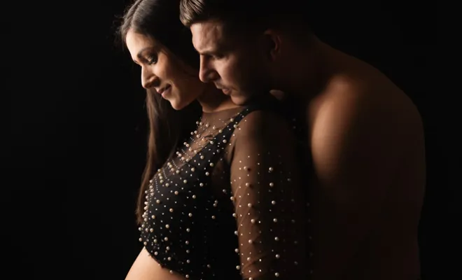 Séance photo grossesse en couple en studio à Besançon, Besançon, TAILS PHOTOGRAPHIE