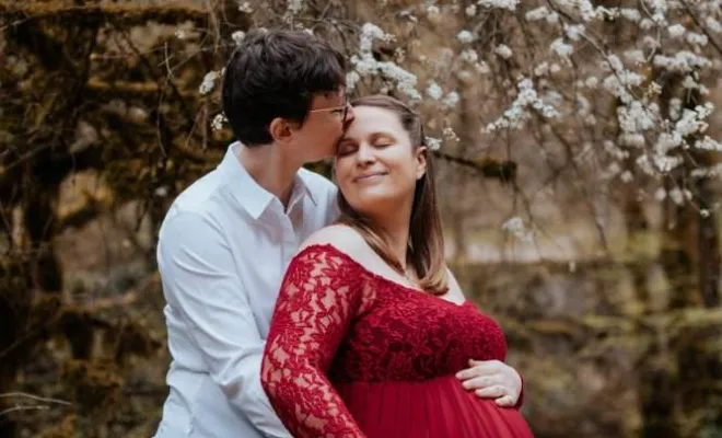 Photographe professionnelle séance photo grossesse en pleine nature en Franche-Comté, Besançon, TAILS PHOTOGRAPHIE