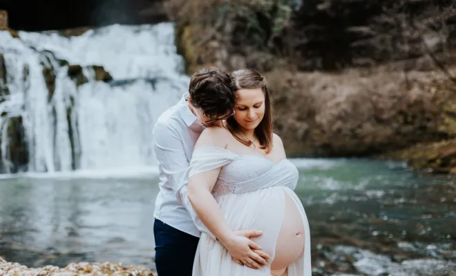 Photographe professionnelle séance photo grossesse en pleine nature en Franche-Comté, Besançon, TAILS PHOTOGRAPHIE