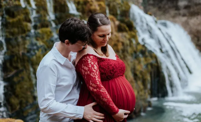 Photographe professionnelle séance photo grossesse en pleine nature en Franche-Comté, Besançon, TAILS PHOTOGRAPHIE