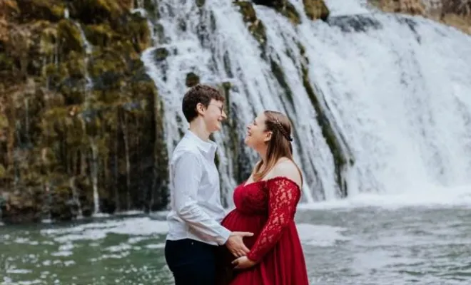 Photographe professionnelle séance photo grossesse en pleine nature en Franche-Comté, Besançon, TAILS PHOTOGRAPHIE