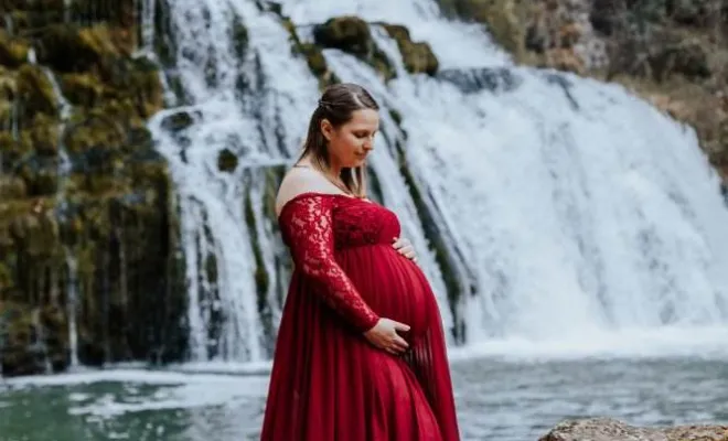 Photographe professionnelle séance photo grossesse en pleine nature en Franche-Comté, Besançon, TAILS PHOTOGRAPHIE