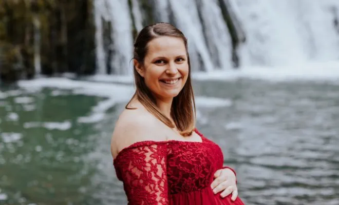 Photographe professionnelle séance photo grossesse en pleine nature en Franche-Comté, Besançon, TAILS PHOTOGRAPHIE