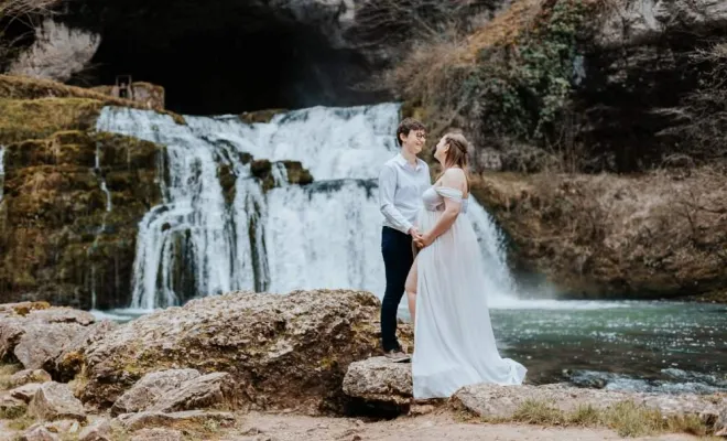 Photographe professionnelle séance photo grossesse en pleine nature en Franche-Comté, Besançon, TAILS PHOTOGRAPHIE