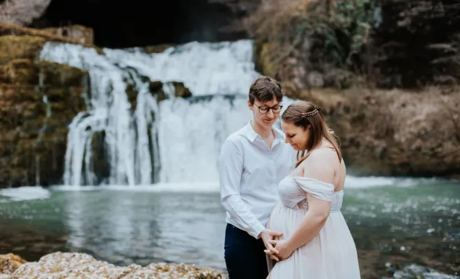 Photographe professionnelle séance photo grossesse en pleine nature en Franche-Comté, Besançon, TAILS PHOTOGRAPHIE