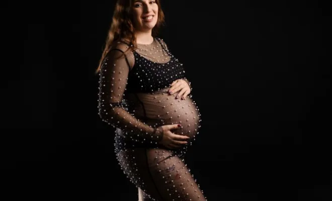 Photographe professionnelle séance photo grossesse en studio en Franche-Comté, Besançon, TAILS PHOTOGRAPHIE