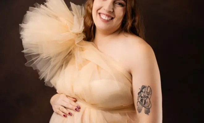 Photographe professionnelle séance photo grossesse en studio en Franche-Comté, Besançon, TAILS PHOTOGRAPHIE