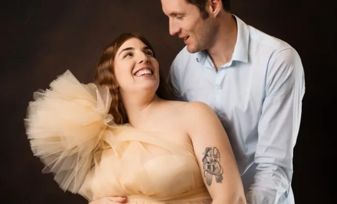 Photographe professionnelle séance photo grossesse en studio en Franche-Comté, Besançon, TAILS PHOTOGRAPHIE