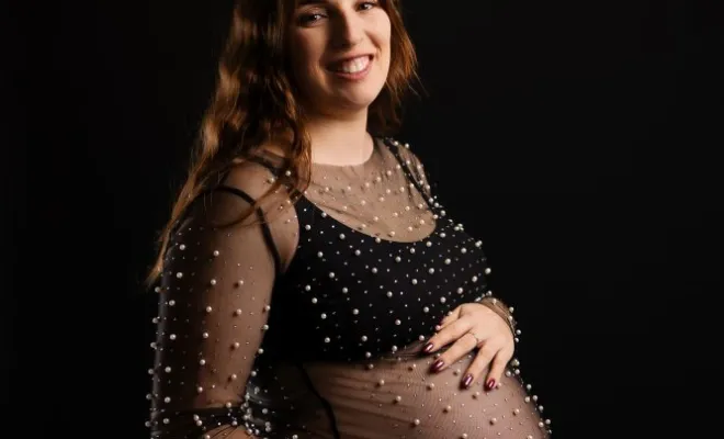 Photographe professionnelle séance photo grossesse en studio en Franche-Comté, Besançon, TAILS PHOTOGRAPHIE