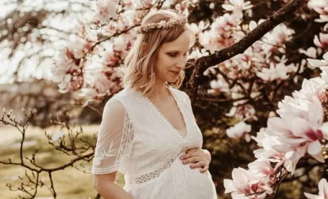 Séance photo grossesse fleurie à Besançon avec une photographe professionnelle, Besançon, TAILS PHOTOGRAPHIE