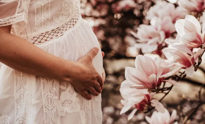 Séance photo grossesse fleurie à Besançon avec une photographe professionnelle, Besançon, TAILS PHOTOGRAPHIE