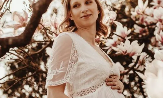 Séance photo grossesse fleurie à Besançon avec une photographe professionnelle, Besançon, TAILS PHOTOGRAPHIE