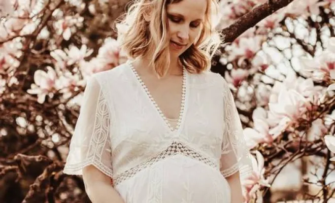 Séance photo grossesse fleurie à Besançon avec une photographe professionnelle, Besançon, TAILS PHOTOGRAPHIE